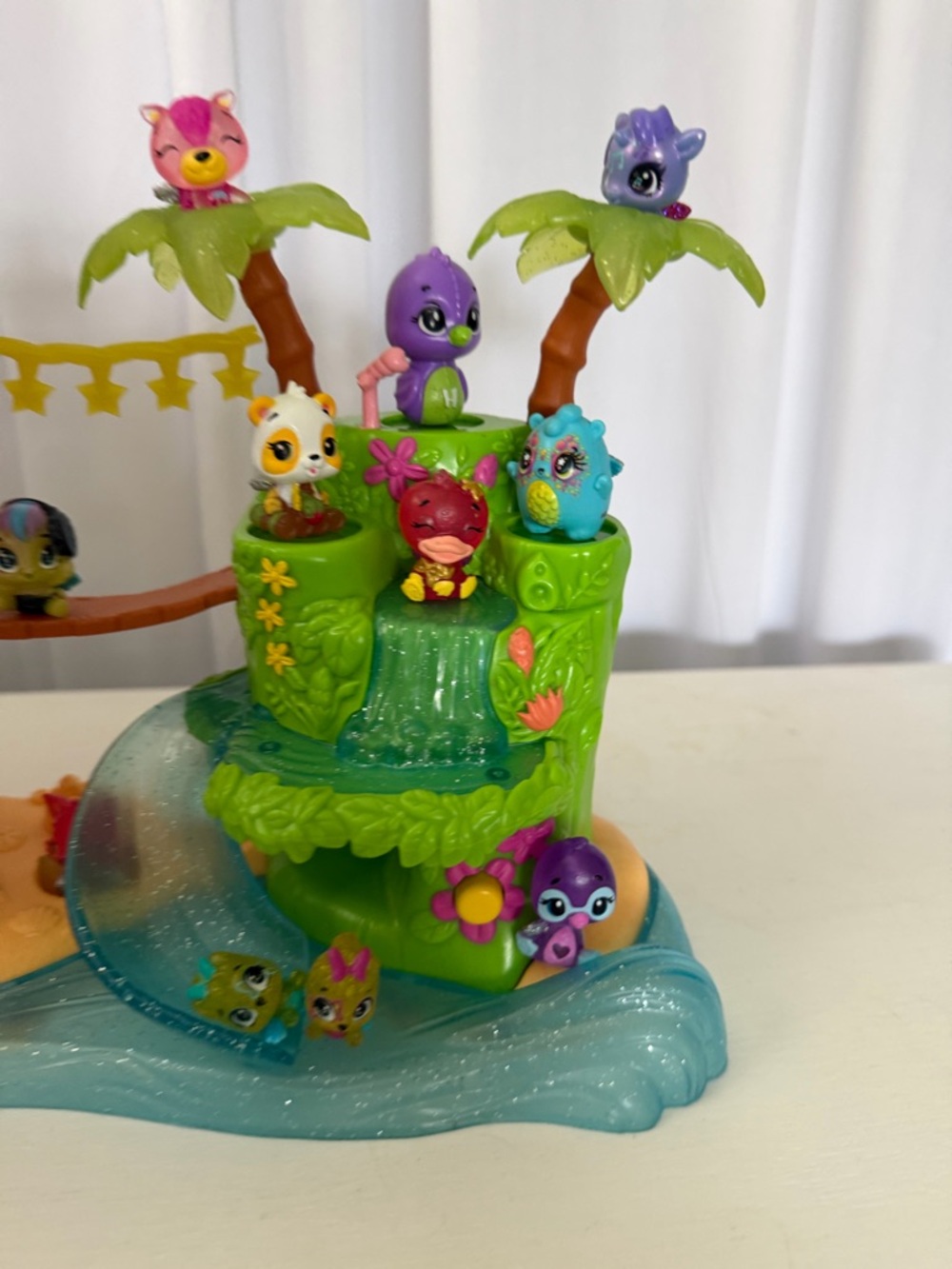 Hatchimals Tropical Playset with working lights and music - Picture 6 of 16
